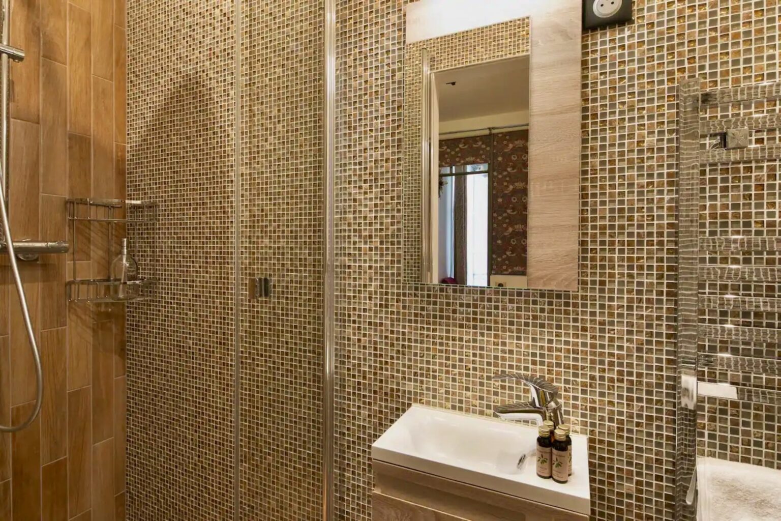 G1 booking - Bnb accommodation Paris Champs Elysees Eiffel tower - 78b2e249-55e2-4717-8cd6-1b4be04d81b1