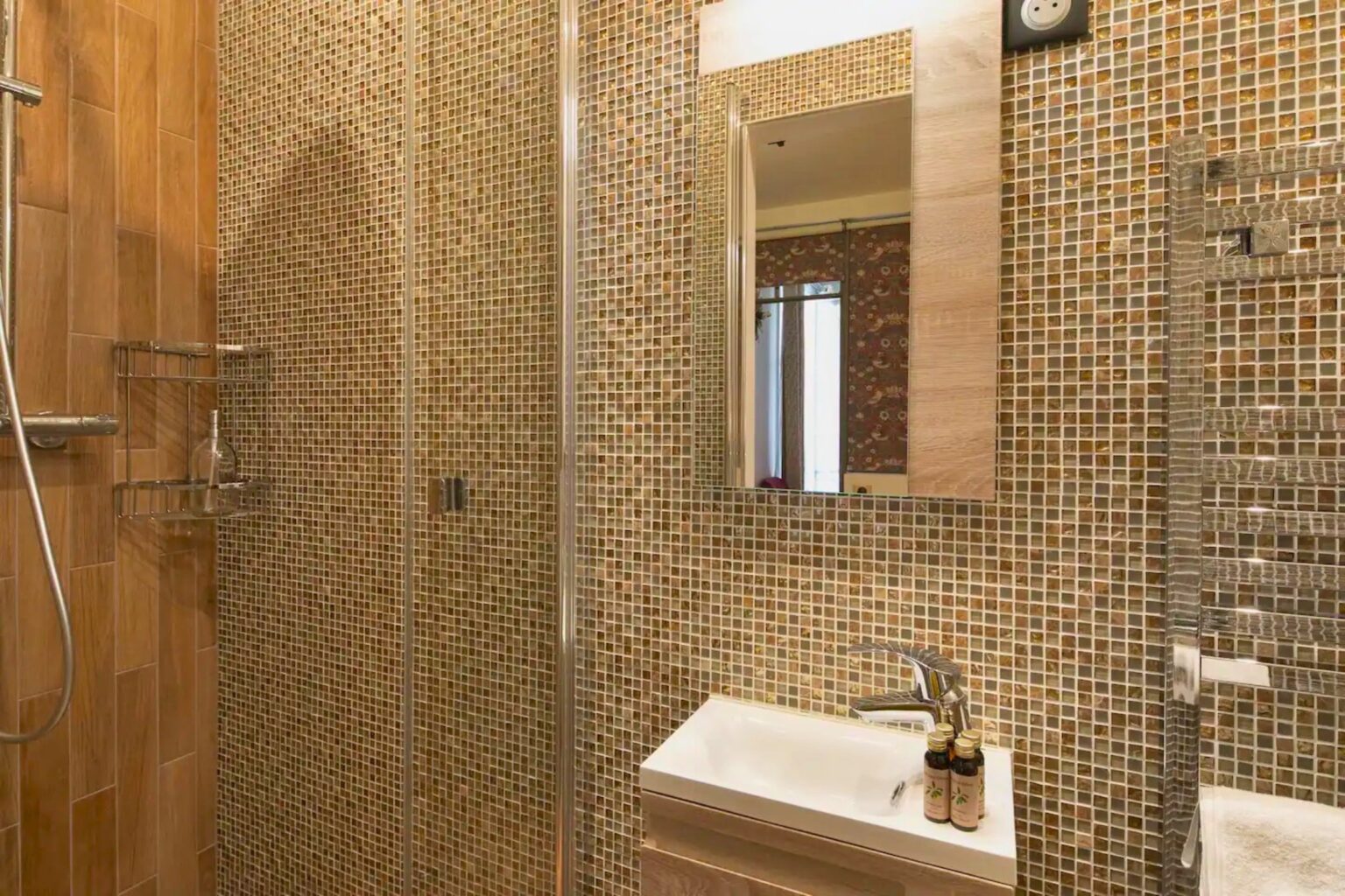 g1-better-paris-apartment-etoile-eiffel-tower-8a8b89f9-5406-456b-8db1-b1bfbebc7bbb