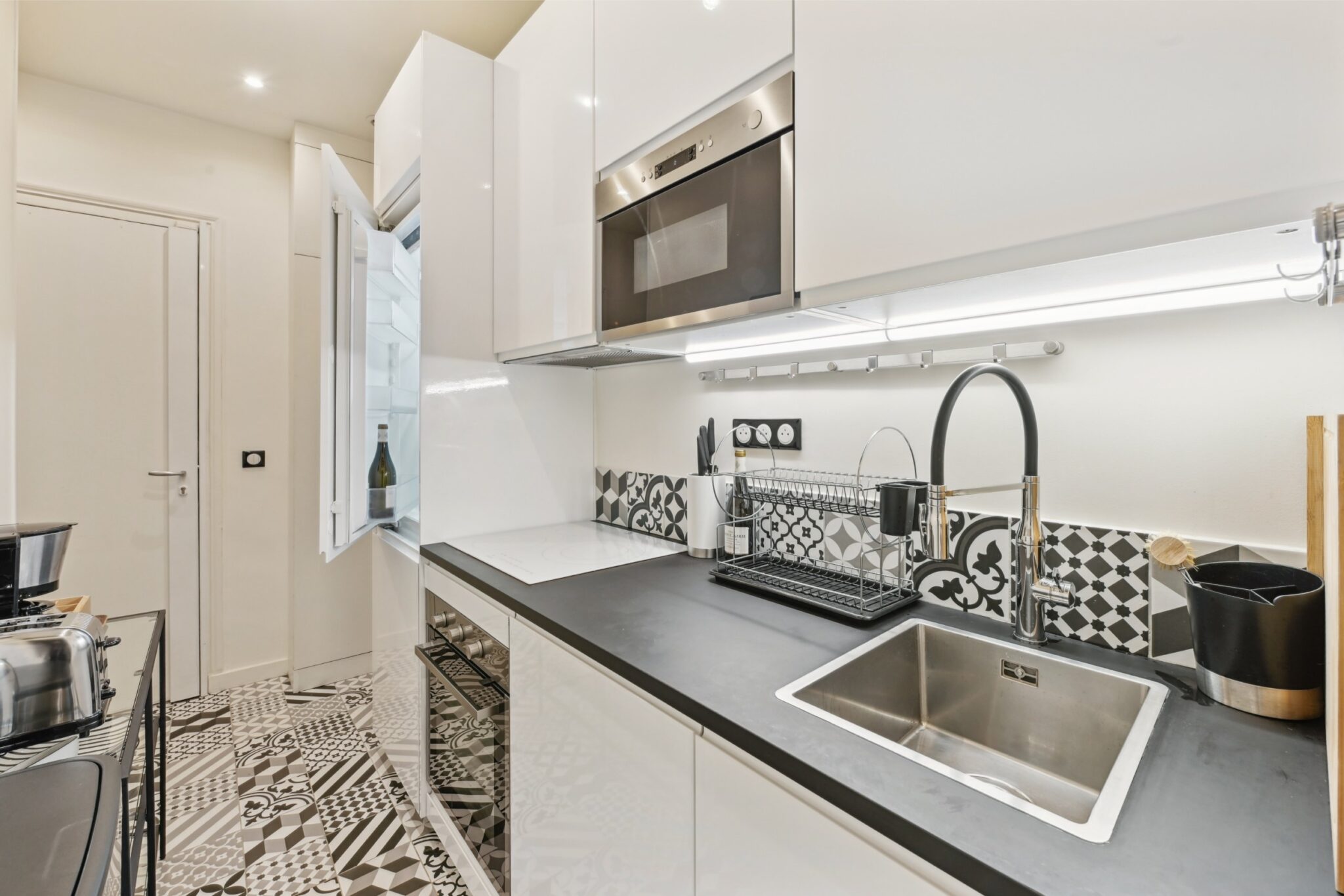 eiffel-d2-paris-apartment-rental-16th-la-maison-klebedsc_5394